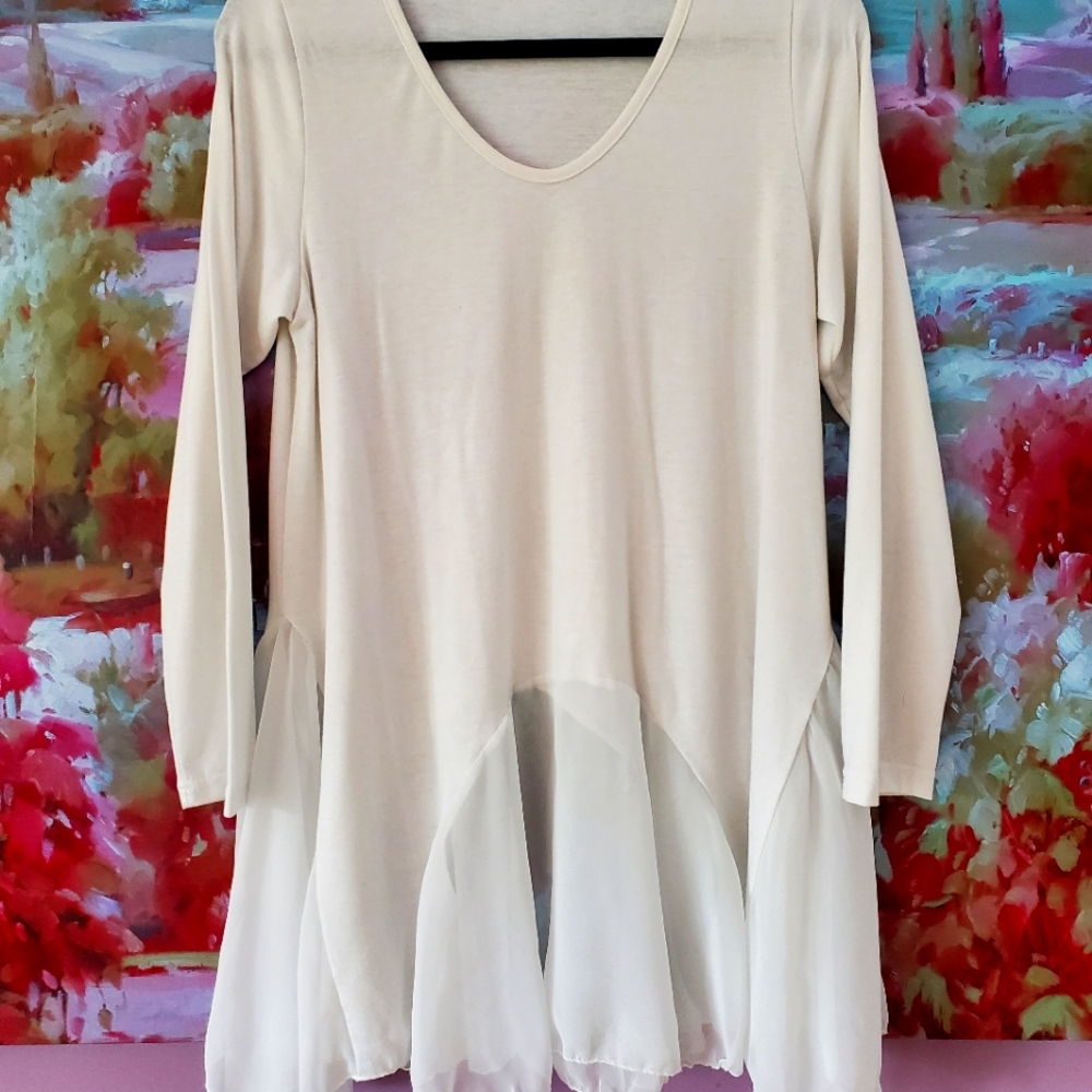 Beautiful and Flowy Boutique Top M